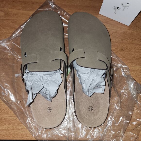 Leather Cogs with smooth texture and metal strap - Picture 1 of 4